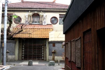 Gengabashi Onsen in Eastern Osaka, is a heritage public bath with two Statues of Liberty. The architecture in Osaka's bathhouses vary from the bizarre to the natural