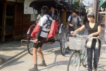 Jika Anda bersepeda, Anda mungkin perlu untuk turun dan berjalan pada jalan sempit menanjak di Sannenzaka & Ninenzaka
