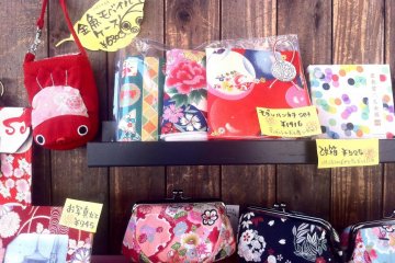 Tas dan aksesoris mulai dari 500 yen pada salah satu dari banyak toko kerajinan di Sannenzaka Kyoto