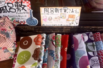 Kain motif sakura dijual di banyak toko-toko kerajinan di Sannenzaka & Ninenzaka Kyoto