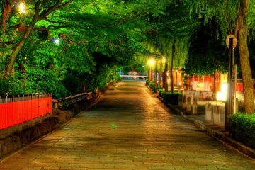 Shinmonzen Street in Gion with the Shirakawa Canal on the left winding its way to wards Shijo