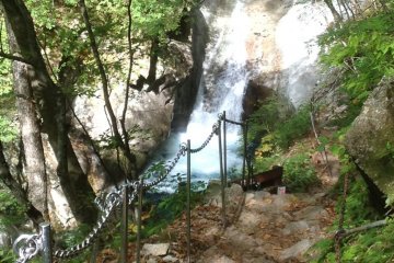 <p>Il y a des endroits o&ugrave; vous serez heureux de trouver les c&acirc;bles attach&eacute;s aux roches, que vous pouvez utiliser pour vous tirer vers le haut lorsque vous serez sur les pentes les plus raides du sentier</p>
