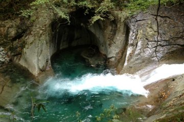 <p>Vous d&eacute;couvrirez parfois une belle eau aigue-marine, comme ici au pied de cette petite grotte. L'ombre fra&icirc;che et l'eau scintillante vous rafrachiront les jours de fortes chaleurs</p>
