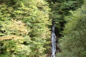 <p>Il y a d'autres endroits o&ugrave; l'on peut s'arr&ecirc;ter le long du sentier, pour pique-niquer tout en admirant des cascades comme celle-ci</p>
