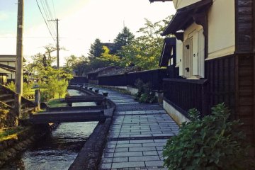 <p>After your meal, you can take a stroll along this picturesque path that runs alongside one of the osegi waterways nearby.</p>