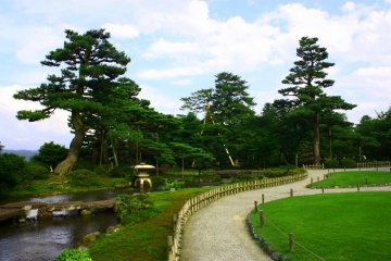 Spacious lawns and water - two of the six sublime qualities found at Kenroku-en.
