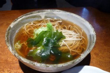 Hot soba in soup.
