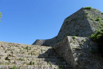 Menaiki kastil