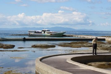 You can take a short boat trip along the coast to admire the rock formations.
