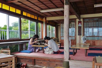<p>Meja Jepang nyaman dan relaks</p>
