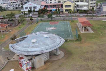<p>Manta park also features large grassy fields, a basketball court, covered picnic tables, and a playground</p>