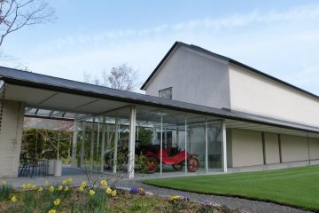 <p>Exhibition room for classic cars</p>