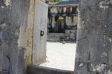 <p>The inner court as seen through a stone archway from the outer court</p>