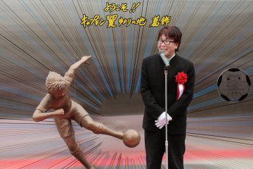 Ceremonia: el autor, el sr. Takahashi con la estatua