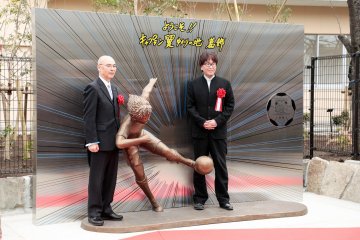 Ceremonia: la nueva estatua de Captain Tsubasa Statue fuera de la preparatoria Minami Katsushika
