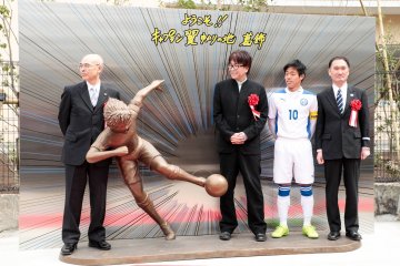 Ceremonia: la nueva estatua de Captain Tsubasa Statue fuera de la preparatoria Minami Katsushika