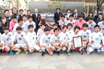 Ceremonia: el equipo de fútbol de la preparatoria Minami Katsushika, la banda de la escu