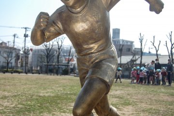 Estatua de bronce: Taro (Tom) Misaki