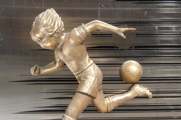 Estatua de bronce: Tsubasa Ozora (Óliver Atom o Atton)