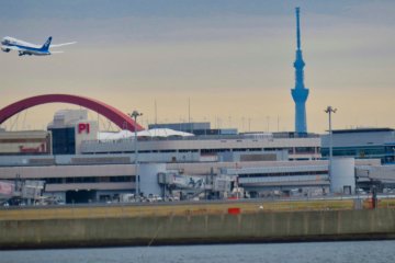 Passing by Haneda Airport.  Plane taking off with Skytree in the background