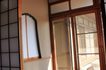 <p>Salah satu kamar di bawah yang menghadap ke taman</p>