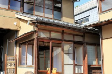 <p>Ryokan dari taman</p>