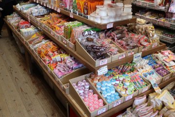 Kudapan manis yang dibungkus satu per satu.