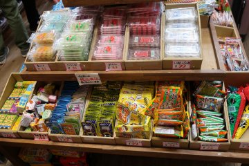 Kudapan manis dan makanan ringan yang lebih banyak lagi.