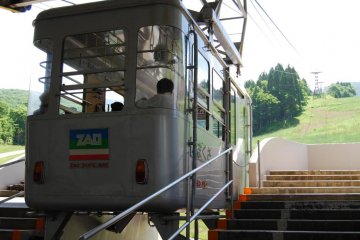 Gondola Zao menunggu tamu