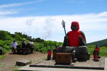 Patung Jizo besar di Gunung Jizo, salah satu puncak Gunung Zao