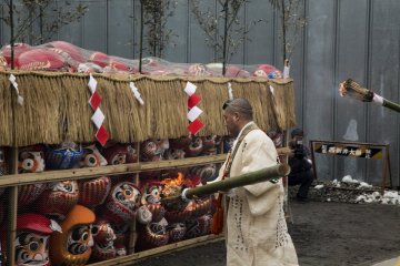 After the opening prayers, the collection of Daruma dolls are set on fire.