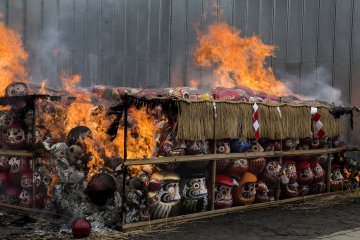 The bonfire continues to spread, with an intense heat that can be felt metres away.