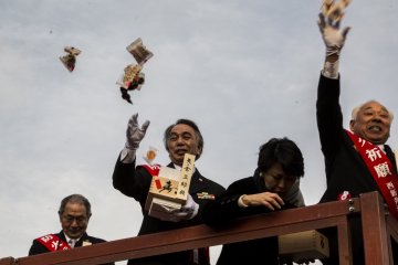 More famous people enjoying throwing beans and sweets.