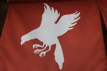 The symbol of Kumano is a three legged crow (Yatagarasu - 八咫烏)