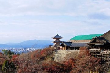 Panoramic view of Kiyomizu-dera in autumn