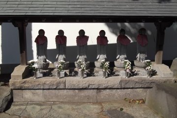 Six Buddhist statues at the entrance