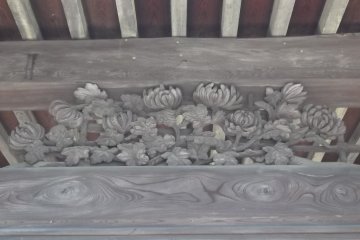 Beautiful, intricate carving under the eaves of the hall