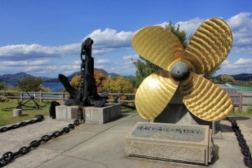 In front of the museum are two symbols of Imabari, an anchor and a propeller