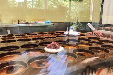 Filling the red bean paste into the waffle cake.