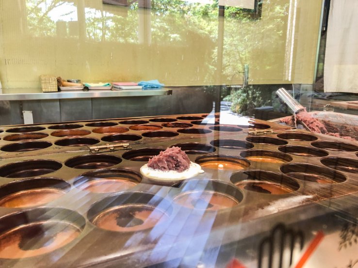 Filling the red bean paste into the waffle cake.