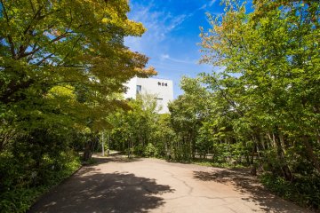 A rather green entrance to the Gozasora factory. 