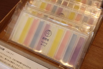 Agar-agar batangan warna-warni dengan rasa modern seperti lavender, melati dan kamomil