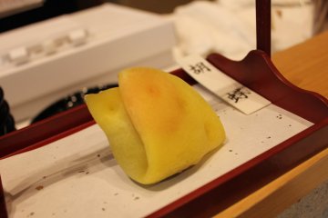 Kochou. Kudapan manis berbentuk kupu-kupu yang berisi pasta kacang merah