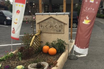 Entrance to the restaurant. Parking is available.
