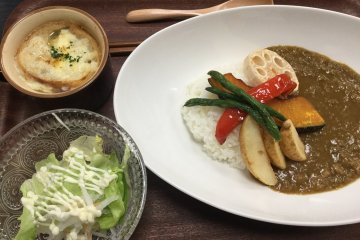 Generously portioned curry set.