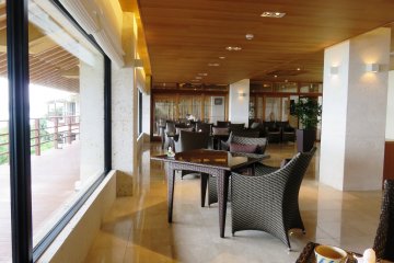 Stunning floor to ceiling windows and pared back décor allow you to focus on the sea views outside.