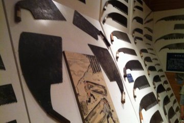 Many kind of saws were used in forestry in the old days. Mamurogawa and the surrounding area are well known in Japan for forestry