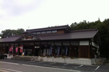 Souvenir shop "Magogoro Kobo" in front of Mamurogawa Spa
