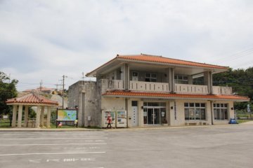 <p>Pick up a brochure at the visitors center before walking the castle grounds</p>