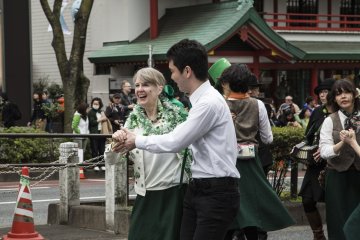 Irish dances are performed along the road, some with live music accompaniment
